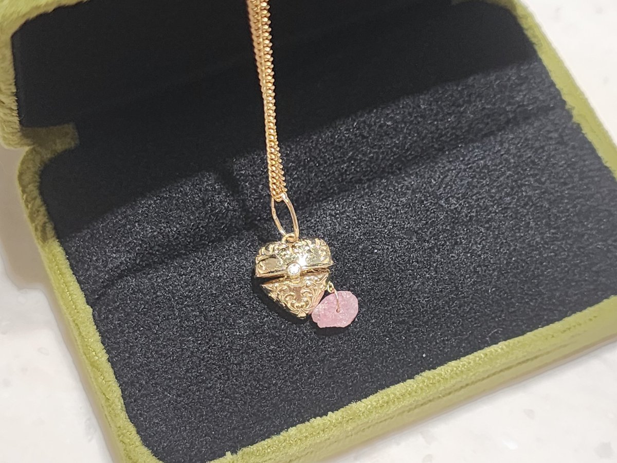 충치이슈로 치료후 돌려받은 내 금니조각, 그걸본  따님이 그 금을 녹여 자신의 목걸이를 만들어 달라길래 미아방지 목걸이 말하나 해서 알겠다고 했는데 열면 보석이 튀어나오는 하트목걸이를 사달라고 할줄이야...