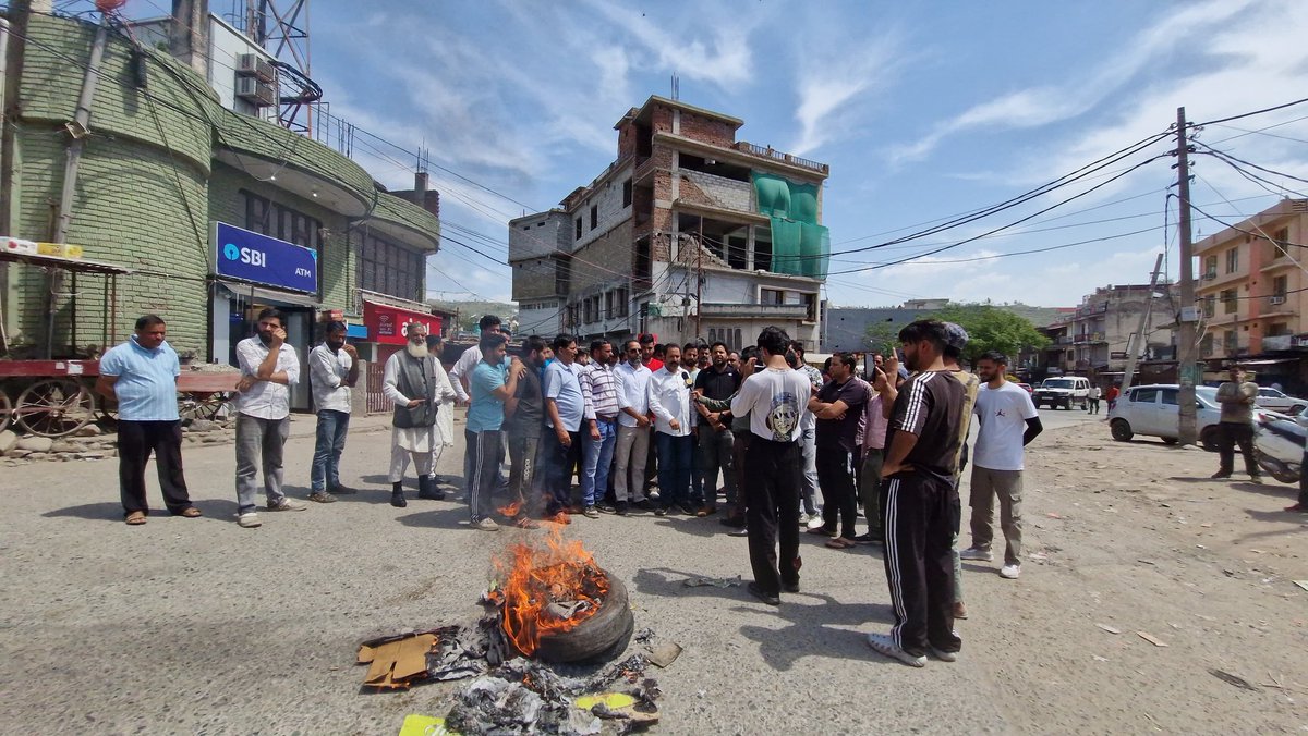 AmitSyal_INC's tweet photo. Youth Congress Rajouri Protests Against Pahalgam Terrorist Attack

Rajouri, April 23, 2025: In a powerful demonstration of solidarity and demand for justice, the Youth Congress of Rajouri, led by Amit Syal, organized a massive protest today at Salani Rajouri. https://t.co/tLegyINuhs