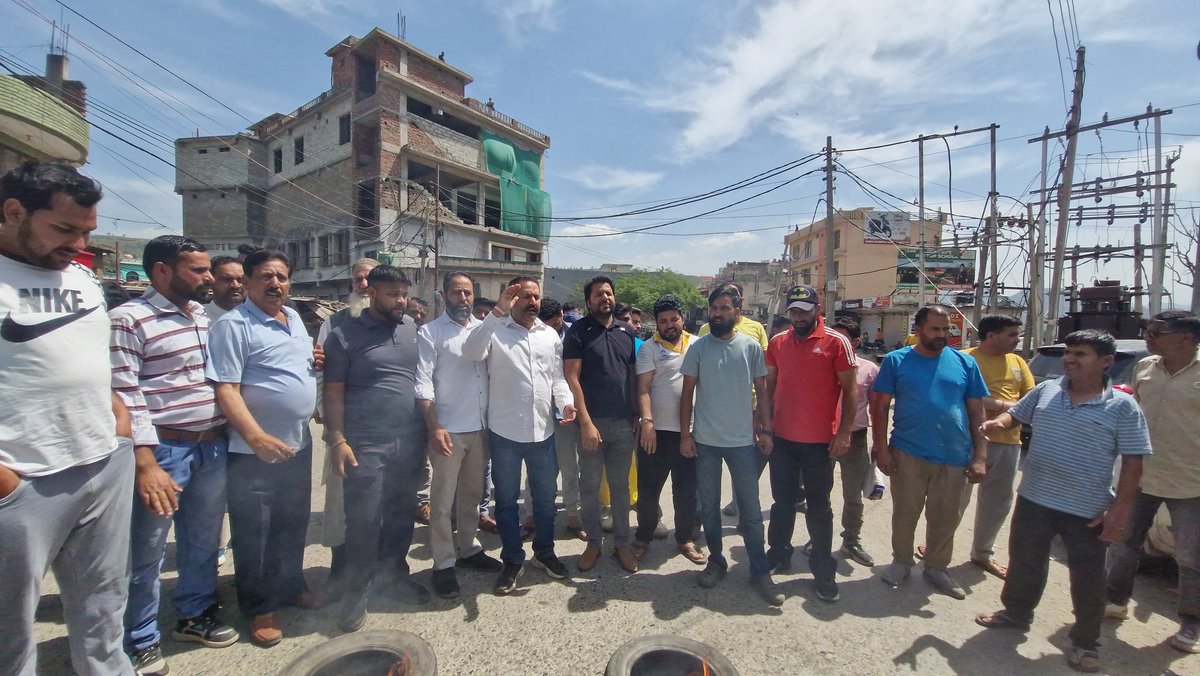 AmitSyal_INC's tweet photo. Youth Congress Rajouri Protests Against Pahalgam Terrorist Attack

Rajouri, April 23, 2025: In a powerful demonstration of solidarity and demand for justice, the Youth Congress of Rajouri, led by Amit Syal, organized a massive protest today at Salani Rajouri. https://t.co/tLegyINuhs