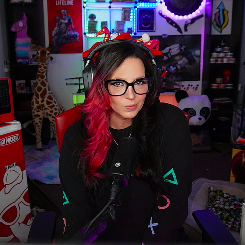 karebearxp's tweet image. 🎡 Wheel of Themes Wednesday is HERE!
We're diving into Hunt: Showdown with random themed loadouts, chaos, and questionable life choices.

🔥 Day 6 of the Partner Push on Twitch
🍍 Day 3/6 of trying to hit 75 avg viewers If we do… 
I'M EATING PINEAPPLE ON PIZZA. Send help.

📺…