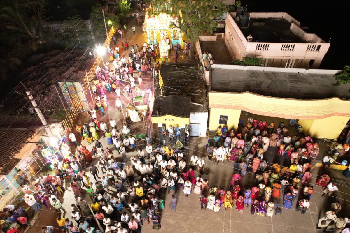 BapatlaPolice's tweet image. Bapatla Police Deploy Drone Surveillance at Fairs and Festivals for Enhanced Crowd Safety

#PublicSafety #SmartSurveillance #TechForSafety #ModernPolicing #Leadership #TusharDudi #IPS #AndhraPradeshPolice #APDGP

@APPOLICE100