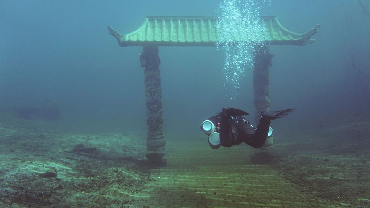 PutneyBSAC's tweet photo. Last month Lukas organised a club trip to #Hemmoor, Germany. A flooded chalk mine just 80km from Hamburg. At 60 meters deep it's filled with the weird &amp; wonderful. If you think you might want to #tryscuba why not check out https://t.co/xk2tRPU9QQ &amp; join us on our next #divetrip. https://t.co/1bkRHGd4LO