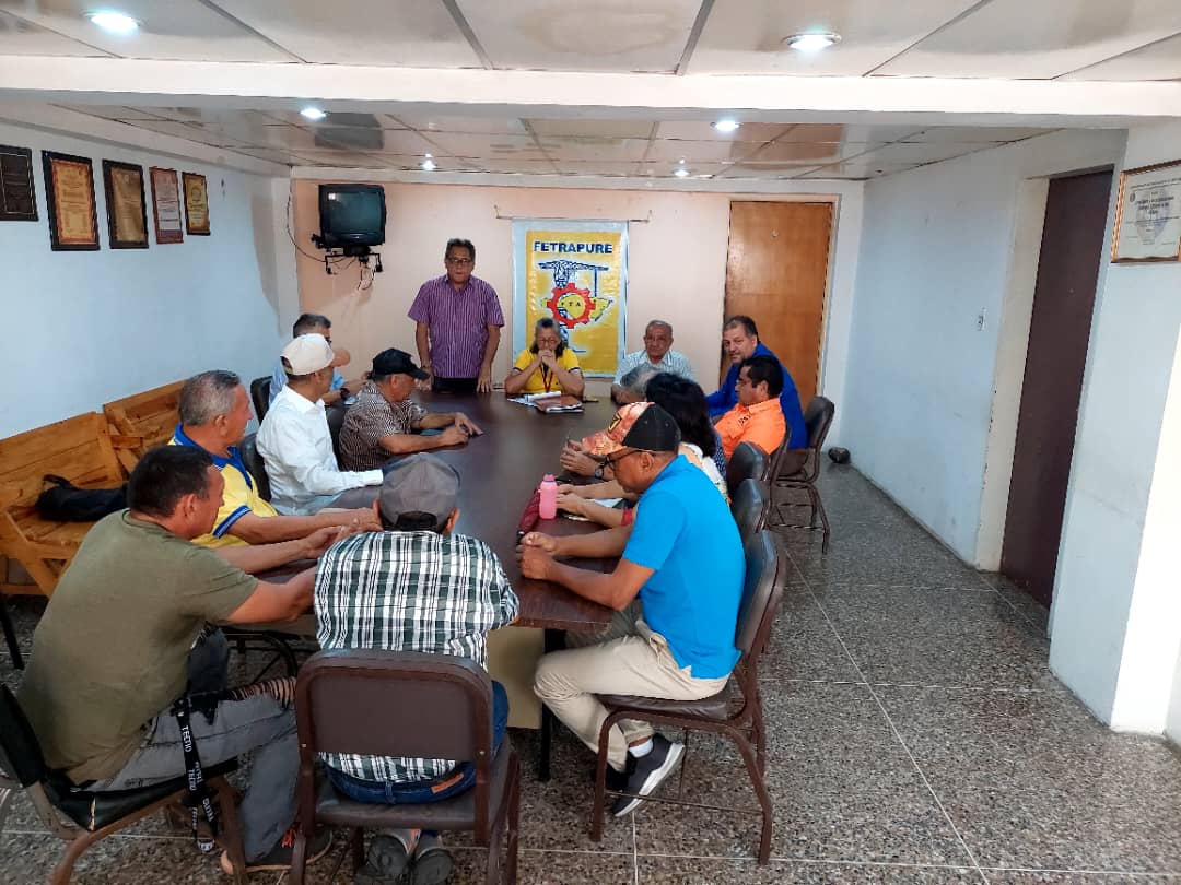 En estos momentos la reunión del Consejo Directivo de Fetrapure Discusión del 1* de Mayo Día Internacional del Trabajador