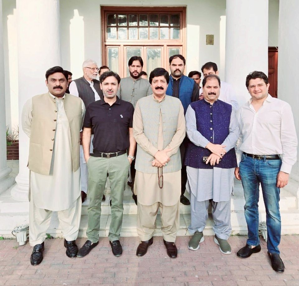Ranasajjad218's tweet photo. لاہور: گورنر پنجاب سردار سلیم حیدر سے ممبر قومی اسمبلی سید علی موسیٰ گیلانی اور ٹکٹ ہولڈر حاجی رانا سجاد حسین کی گوزنر ہاؤس میں خوشگوار ملاقات۔
@SyedMusaGillani
@KasimGillani @gillanihouse_MC
#syedalimusagillani #MNA #ppp #Multan #PP218 #ranasajjad #PPPSocialMedia https://t.co/rRRgzCVy4I