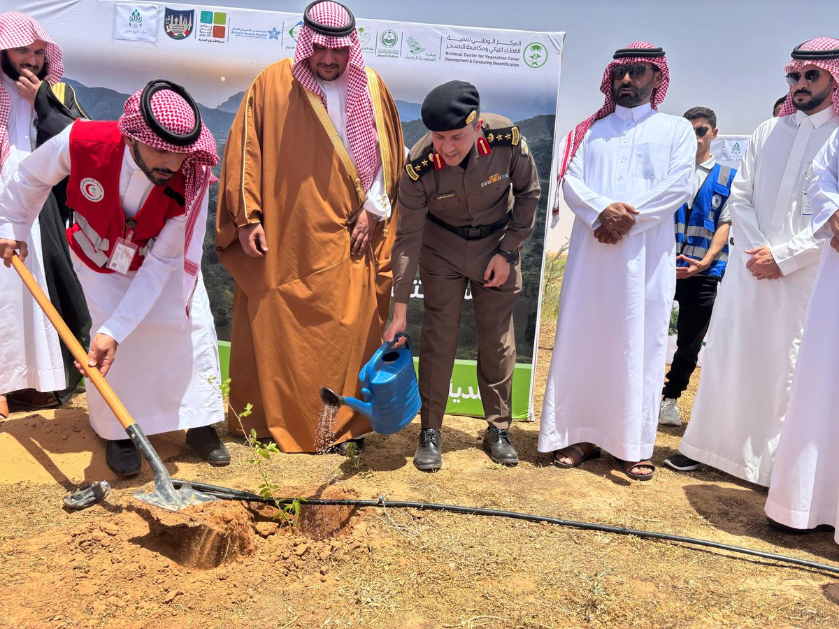 برعاية سعادة محافظ الأسياح الأستاذ:
نايف بن محمد بن حجاج

نظم #فريق_أباالورود_التطوعي هذا اليوم

بالتعاون مع مكتب وزارة البيئة والمياه والزراعة بمحافظة #الأسياح

فعاليات تدشين #أسبوع_البيئة لعام ٢٠٢٥م
والذي يقام تحت شعار #بيئتك_كنز

وذلك تزامنًا مع #اليوم_الخليجي_للمدن_الصحية