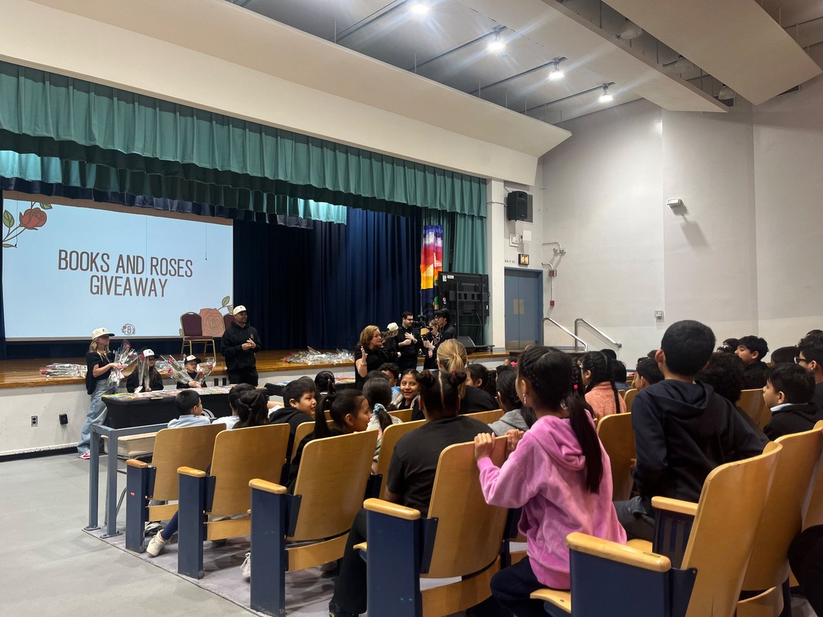 somhipenya's tweet image. El badaloní Jordi Fernández, actual entrenador dels @BrooklynNets, celebrant la diada de Sant Jordi a una escola de Brooklyn. Llibres i roses per a tothom.

Ser català també és portar la teva cultura i les teves tradicions arreu del món.

Gràcies Jordi. I felicitats!