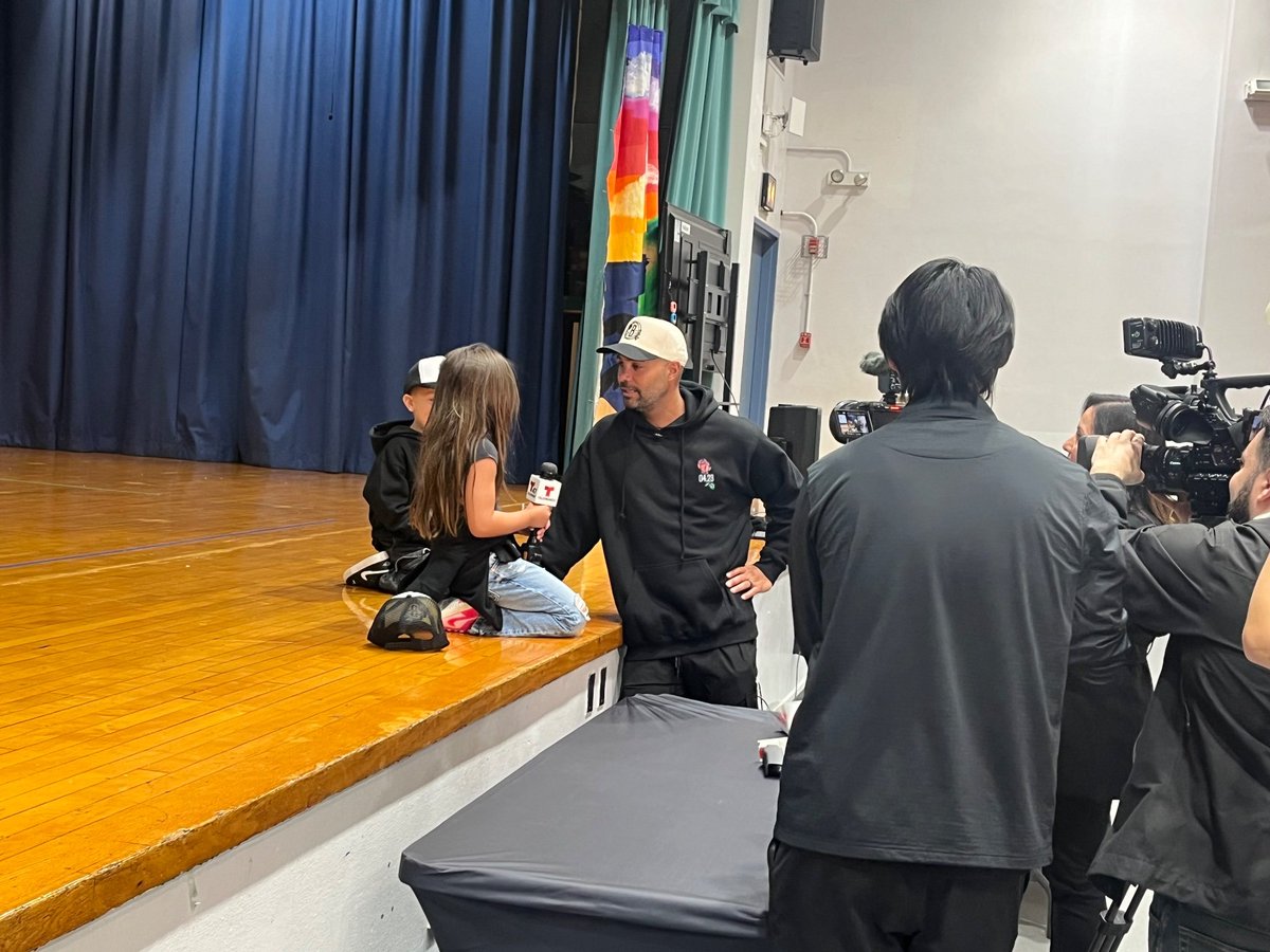 somhipenya's tweet image. El badaloní Jordi Fernández, actual entrenador dels @BrooklynNets, celebrant la diada de Sant Jordi a una escola de Brooklyn. Llibres i roses per a tothom.

Ser català també és portar la teva cultura i les teves tradicions arreu del món.

Gràcies Jordi. I felicitats!