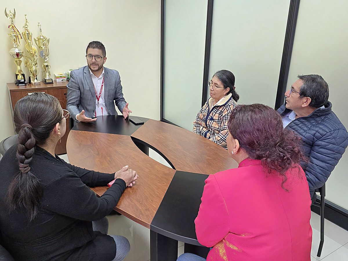 ECU911Ambato's tweet photo. 📢 📹  Hoy recibimos a la directiva del barrio "9 de Octubre" de #Riobamba para compartir el modelo de gestión del @ECU911_.

Su compromiso con la seguridad se refleja en su interés por la instalación de cámaras de videovigilancia a través de #InteroperabilidadECU911.  

🔗 ¡Trabajamos juntos por una ciudad más segura!

#ECU911BrindaSeguridadIntegral