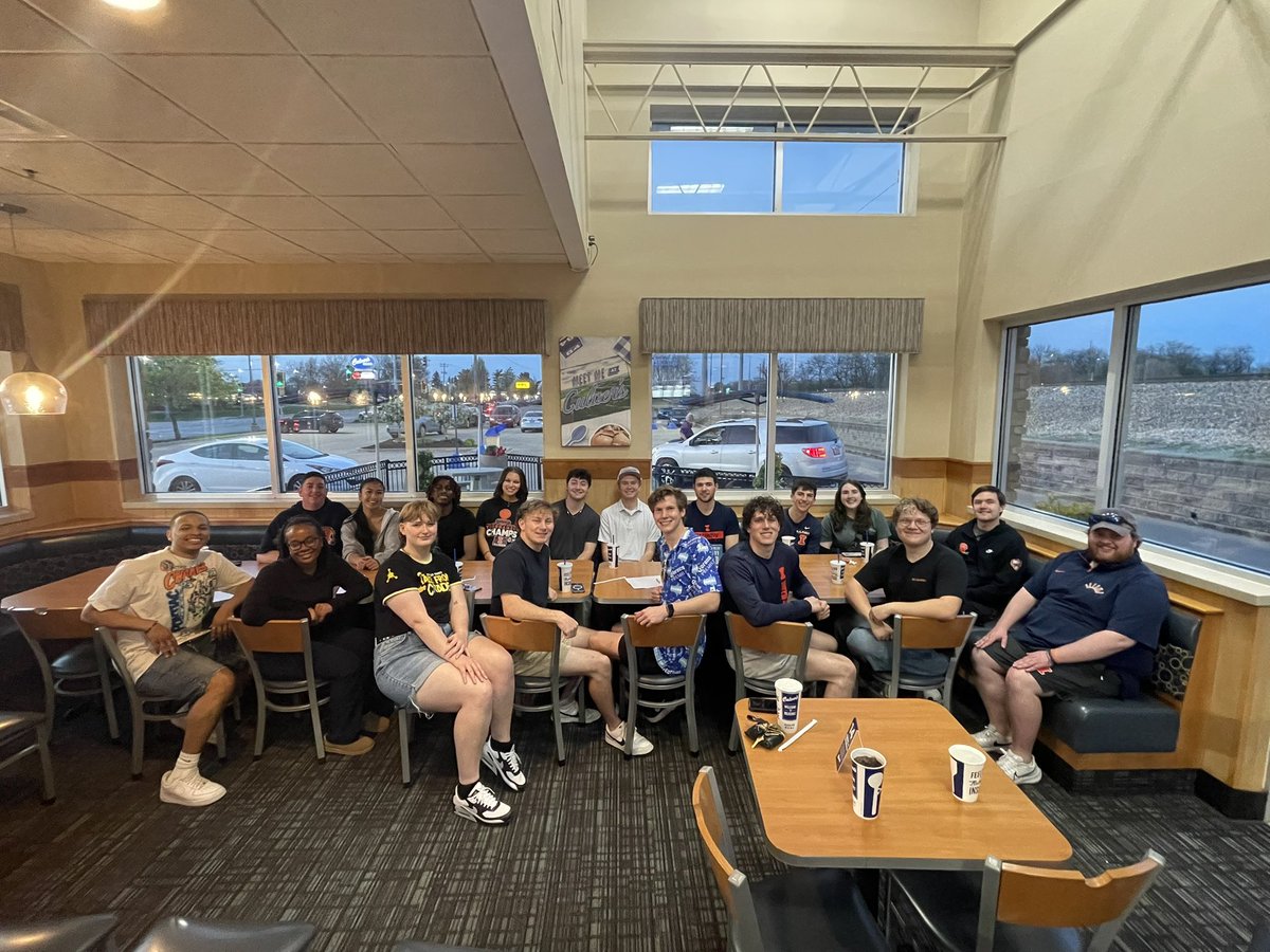 It was a great night for some mini golf and Culver’s with the video staff. The cheese curds and burgers were definitely better than some of the scores. Can’t thank this group enough for a great spring and all they do for <a href="/IlliniFootball/">Illinois Football</a>. Super excited for the fall!!! #famILLy