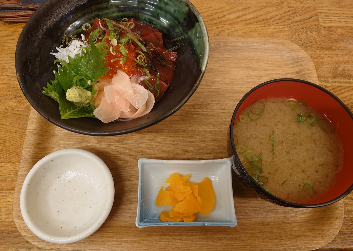 taeg4's tweet photo. 皆様こんばんは!!
無事、沼津方面の出張も無事終了!!
美味しい食事と、親切な対応をありがとうございました!!
#沼津市
#駿東郡清水町
#ふわふわ
#DaiBar
#きくち https://t.co/u2sbCBDauJ