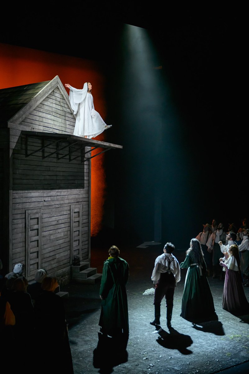 Jordi Maddaleno (@jordimadd) on Twitter photo .#Crítica <a href="/LaVanguardia/">La Vanguardia</a> estreno “La sonnambula“ de #Bellini en <a href="/Liceu_cat/">Gran Teatre del Liceu</a>
“<a href="/nadinecsierra/">Nadine Sierra</a>: La novia del Liceu y su pareja hedónica <a href="/xabieranduaga/">Xabier Anduaga</a>“
★★★★
“Explosión vocal belcantista con un dúo de excepción en una prod. que busca más que encuentra“
lavanguardia.com/cultura/202504… .#Crítica <a href="/LaVanguardia/">La Vanguardia</a> estreno “La sonnambula“ de #Bellini en <a href="/Liceu_cat/">Gran Teatre del Liceu</a>
“<a href="/nadinecsierra/">Nadine Sierra</a>: La novia del Liceu y su pareja hedónica <a href="/xabieranduaga/">Xabier Anduaga</a>“
★★★★
“Explosión vocal belcantista con un dúo de excepción en una prod. que busca más que encuentra“
lavanguardia.com/cultura/202504…