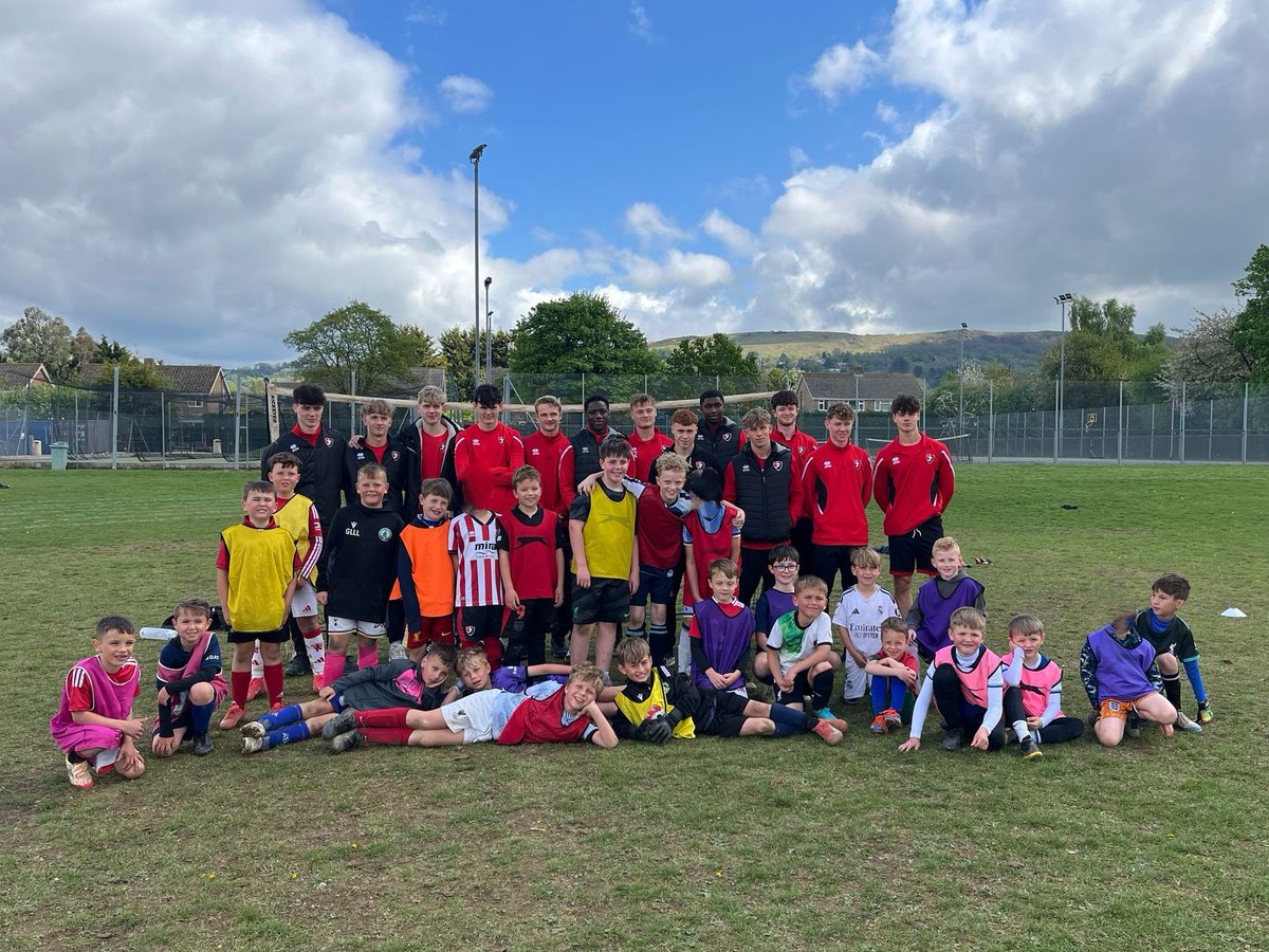 CTFCCommunity's tweet photo. Huge thanks to the @CTFCYofficial Scholars for joining our holiday camp at Bishops Cleeve FC! π
They coached, refereed & hosted Q&As with the kids β such great role models! β½π
We ended with a big group photo πΈ
#FutureRobins #CTFC #CommunityCamp #InspiringTheNextGen https://t.co/Lk9nl1rtXW