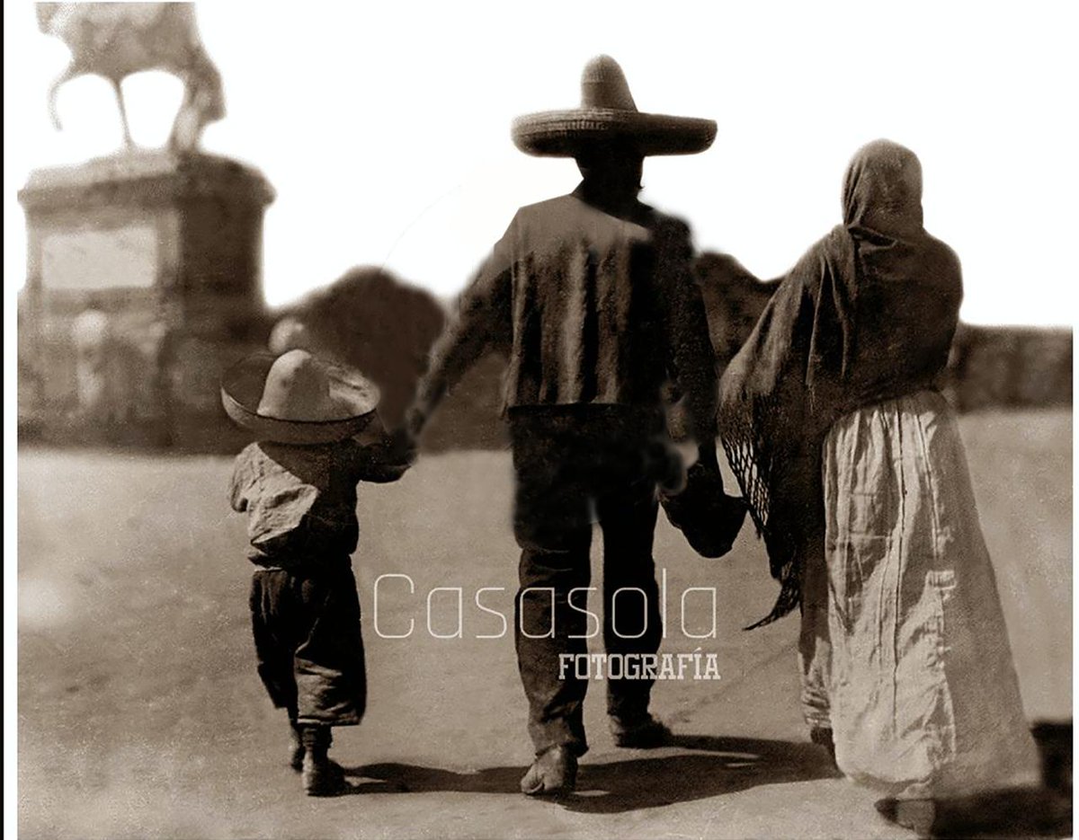 Familia caminando frente a la estatua ecuestre de Carlos IV, Ciudad de México, ca. 1920”
Una familia campesina camina de espaldas por la capital, probablemente en su primer encuentro con la ciudad. Al fondo, la silueta de la estatua ecuestre de Carlos IV —"El Caballito"—