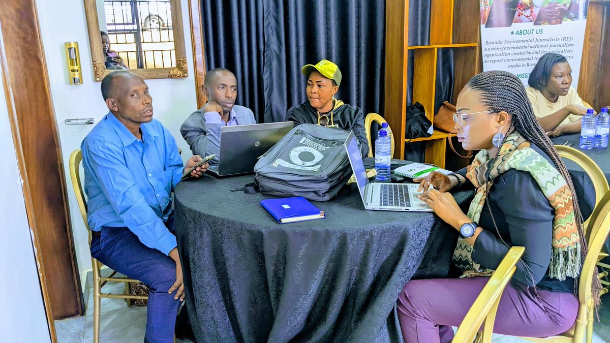 EnviroRwanda's tweet image. Participants, divided into three groups, were provided with a pitching template to guide them in developing #Solutions stories. They first discussed various societal problems, then used the template to structure their ideas into a story pitch.

#SolutionJournalism