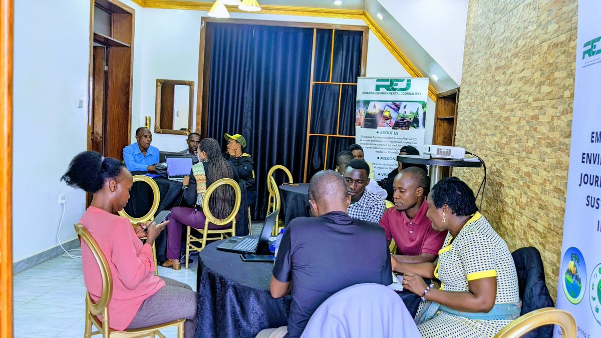 EnviroRwanda's tweet image. Participants, divided into three groups, were provided with a pitching template to guide them in developing #Solutions stories. They first discussed various societal problems, then used the template to structure their ideas into a story pitch.

#SolutionJournalism