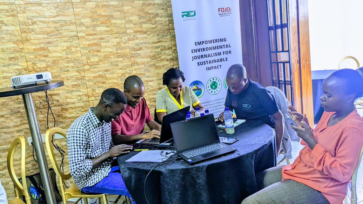 EnviroRwanda's tweet image. Participants, divided into three groups, were provided with a pitching template to guide them in developing #Solutions stories. They first discussed various societal problems, then used the template to structure their ideas into a story pitch.

#SolutionJournalism