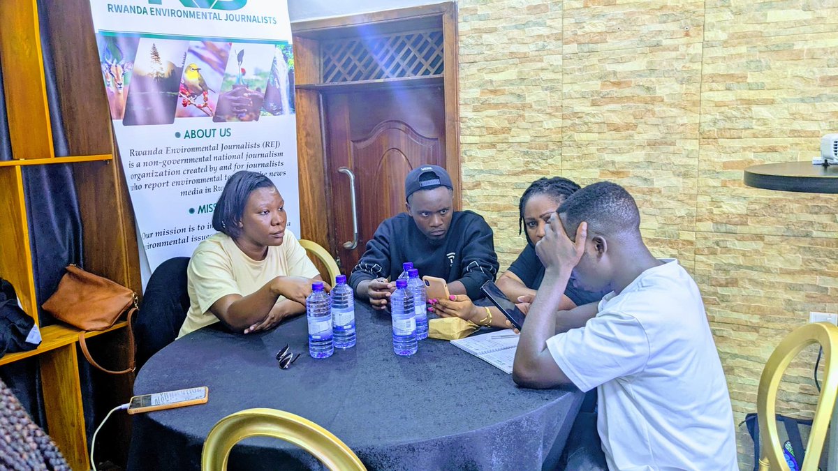 EnviroRwanda's tweet image. Participants, divided into three groups, were provided with a pitching template to guide them in developing #Solutions stories. They first discussed various societal problems, then used the template to structure their ideas into a story pitch.

#SolutionJournalism