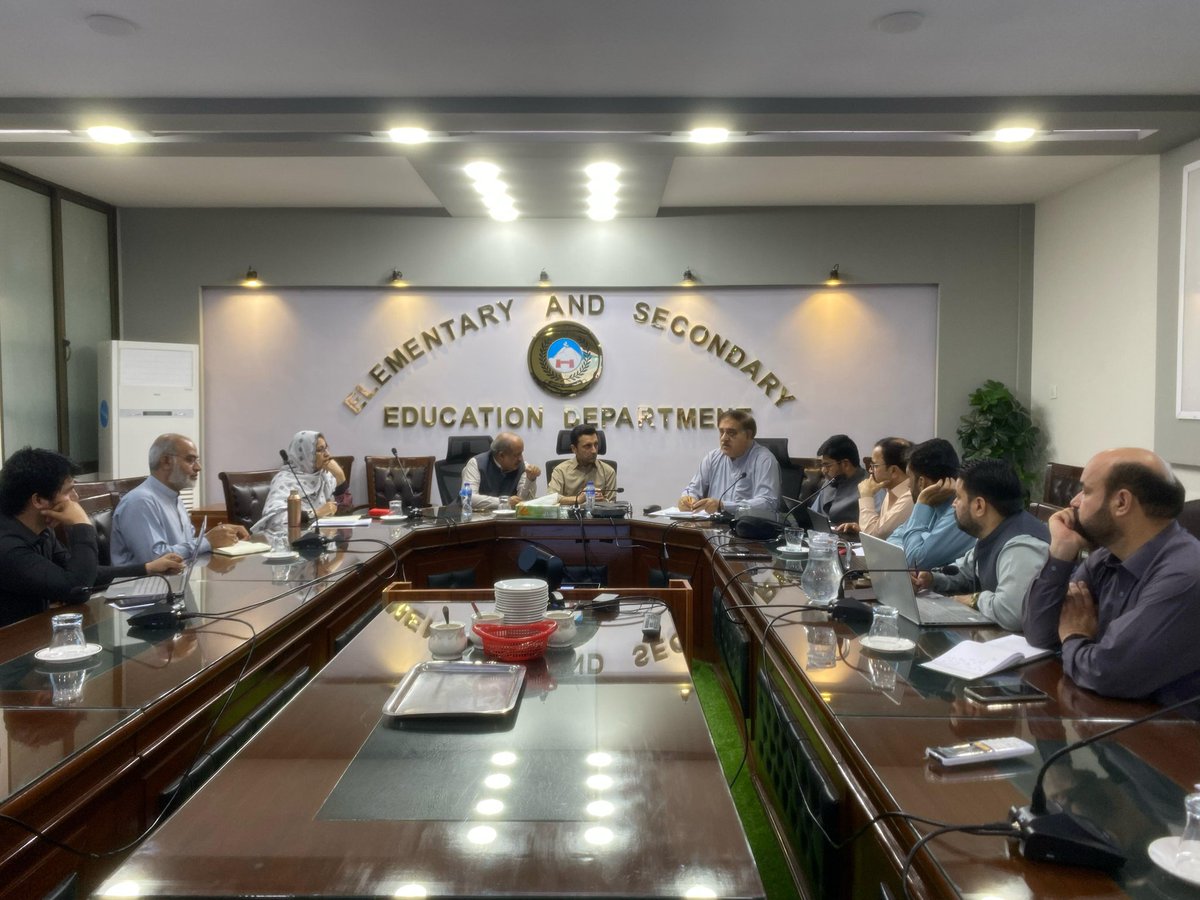 KP Elementary & Secondary Education Department (@kpesed) on Twitter photo صوبائی وزیر تعلیم خیبرپختونخوا فیصل خان ترکئی کی زیر صدارت محکمہ تعلیم کا کرنٹ بجٹ اجلاس منعقد ہوا، جس میں سیکرٹری ایجوکیشن مسعود احمد، سپیشل سیکرٹری قیصر عالم، ڈائریکٹریس ناہید انجم و دیگر اعلیٰ حکام شریک ہوئے۔
#KPEducation <a href="/FaisalKTarakai/">Faisal Khan Tarakai</a>
#پڑھا_لکھا_باشعور_خیبرپختونخوا صوبائی وزیر تعلیم خیبرپختونخوا فیصل خان ترکئی کی زیر صدارت محکمہ تعلیم کا کرنٹ بجٹ اجلاس منعقد ہوا، جس میں سیکرٹری ایجوکیشن مسعود احمد، سپیشل سیکرٹری قیصر عالم، ڈائریکٹریس ناہید انجم و دیگر اعلیٰ حکام شریک ہوئے۔
#KPEducation <a href="/FaisalKTarakai/">Faisal Khan Tarakai</a>
#پڑھا_لکھا_باشعور_خیبرپختونخوا