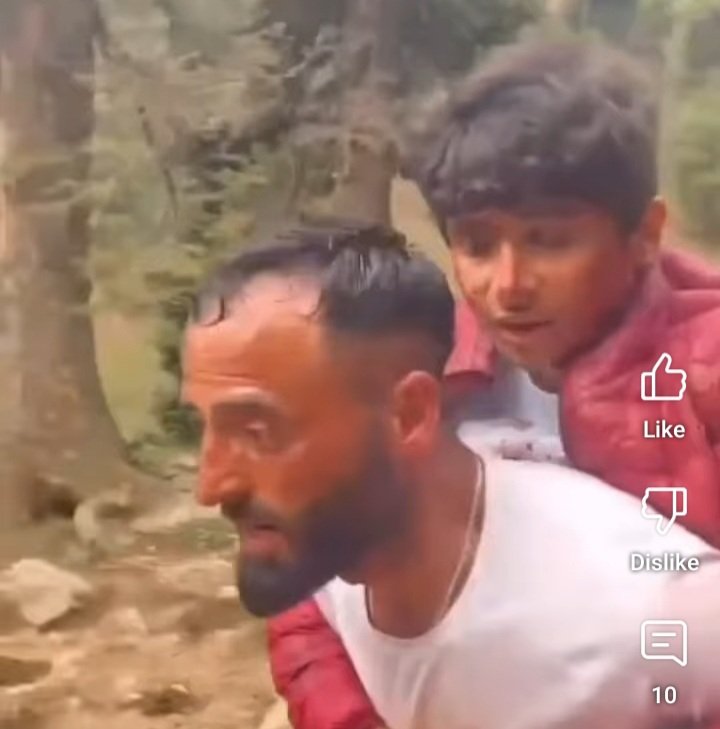 सोशल मीडिया पर यह वीडियो वायरल है. कश्मीरी युवक अपने कंधे पर घायल बच्चे को लाद कर आतंकवादियों से बचाते हुए भाग रहा है.

इस कश्मीरियत को दिल से सलूट. इस जांबाज युवक का सम्मान किया जाना चाहिए. 

 #PahalgamTerroristAttack के मुद्दे पर पूरा कश्मीर I AM INDIAN ट्रेंड चला रहा है.