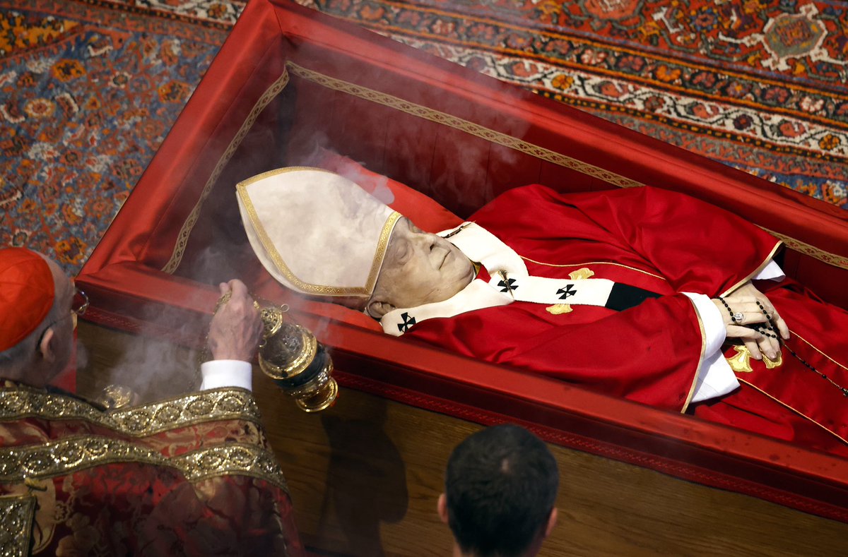 choquei's tweet image. 🚨VEJA: Imagens do Papa Francisco em seu caixão de madeira na Basílica de São Pedro.