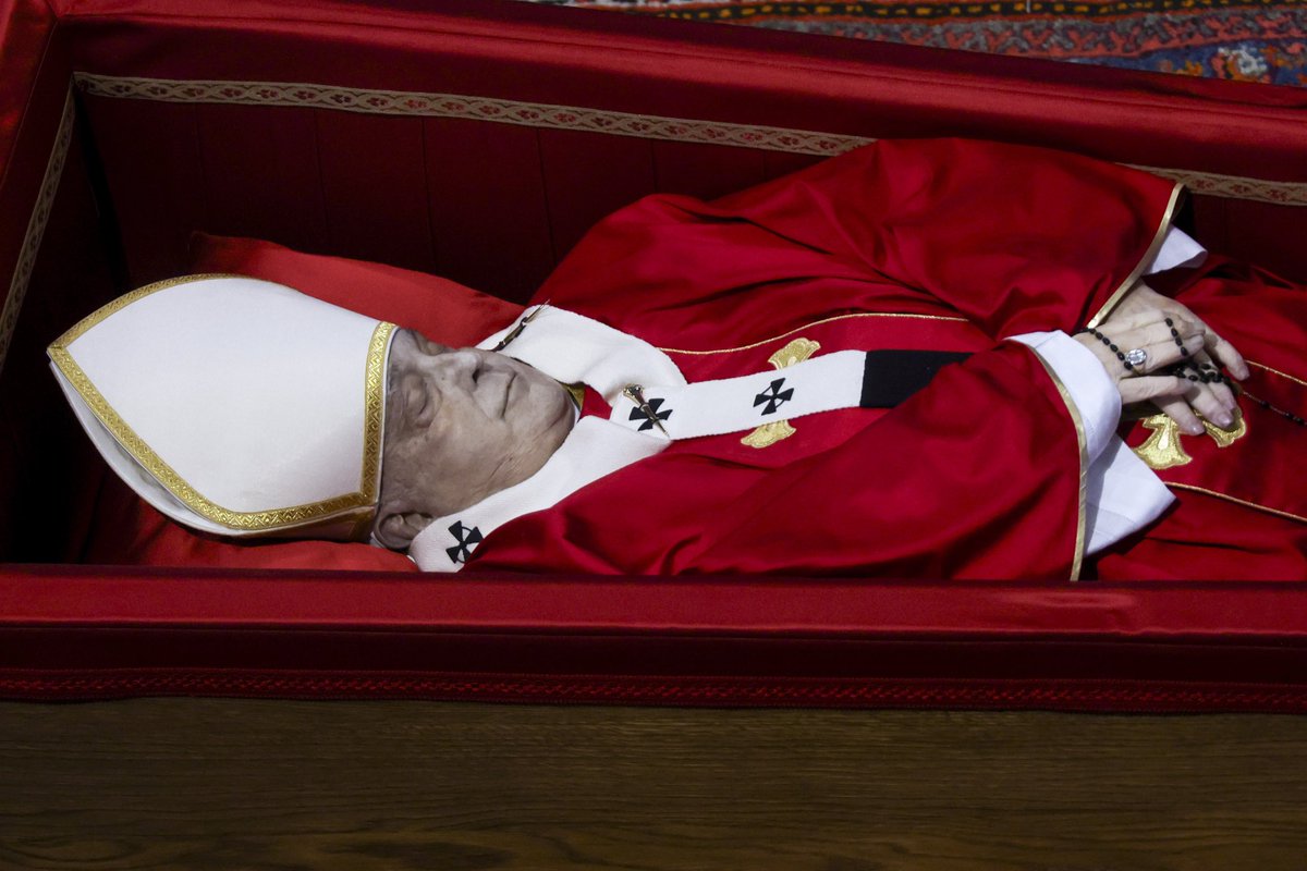 choquei's tweet image. 🚨VEJA: Imagens do Papa Francisco em seu caixão de madeira na Basílica de São Pedro.