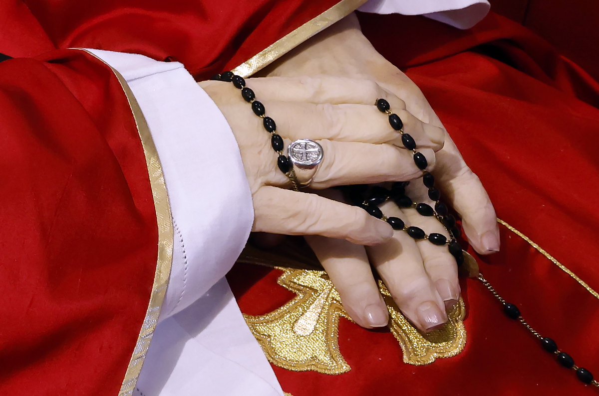 choquei's tweet image. 🚨VEJA: Imagens do Papa Francisco em seu caixão de madeira na Basílica de São Pedro.