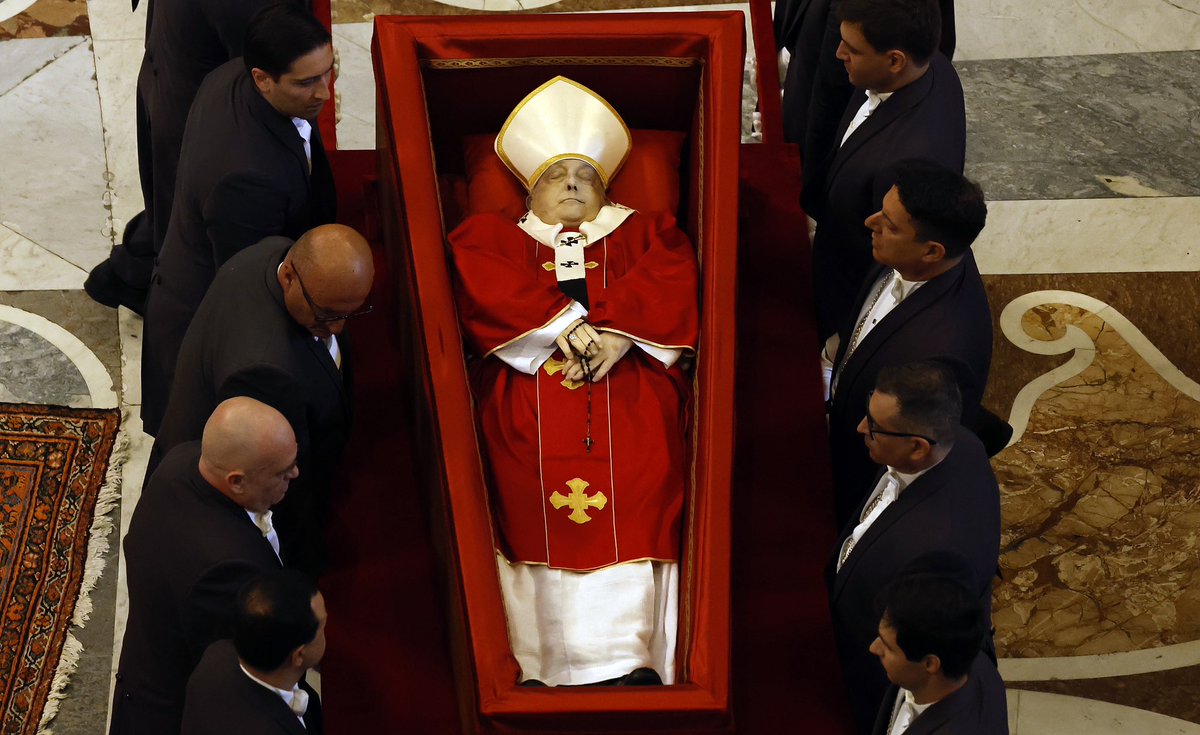 choquei's tweet image. 🚨VEJA: Imagens do Papa Francisco em seu caixão de madeira na Basílica de São Pedro.