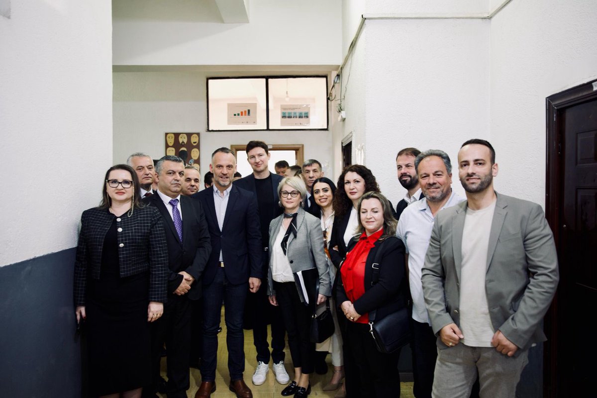 Libra për çdo klasë të parë në gjuhën shqipe, në çdo shkollë të mesme në vend!
Sot, në Ditën Botërore të Librit, ndaluam në Kumanovë, me Arben Fetain të cilin e falenderoj për mbështetjen dhe iniciativën, për të dorëzuar disa nga 4200 titujt e letërsisë botërore për gjimnazin