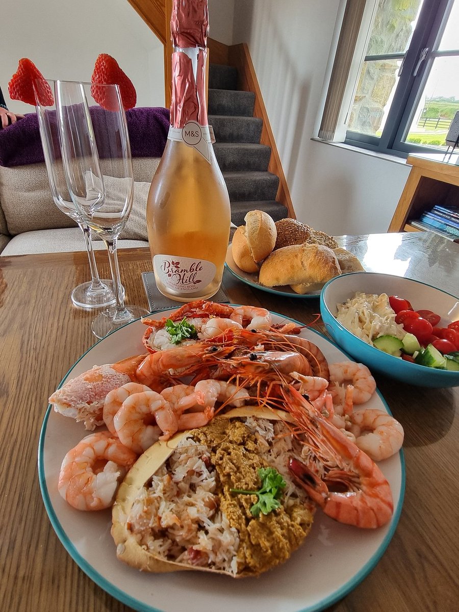 More warm, sunny weather forecast, so time to break open the rosé  to wash down some of MWTF's  delicious Solva caught seafood!
📸@LL7998FLjoannab 
To order it's *ESSENTIAL* to ☎️ 01437 721571 !!
Open Monday,Tuesday, Wednesday, Friday, Saturday
CLOSED THURSDAY amd SUNDAY
🍤🦀🦞