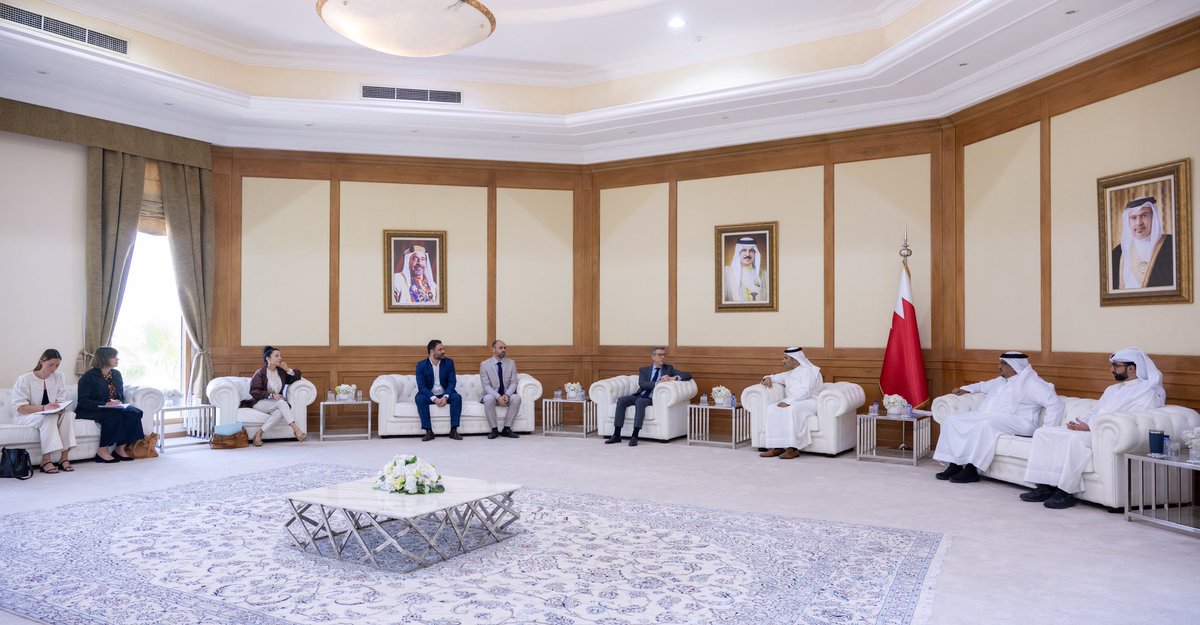 وزير الإعلام يستقبل رئيس المدرسة الفرنسية للإنتاج السمعي البصري ويشيد بعمق العلاقات البحرينية الفرنسية في المجال الإعلامي والثقافي

#البحرين 
#وزارة_الإعلام