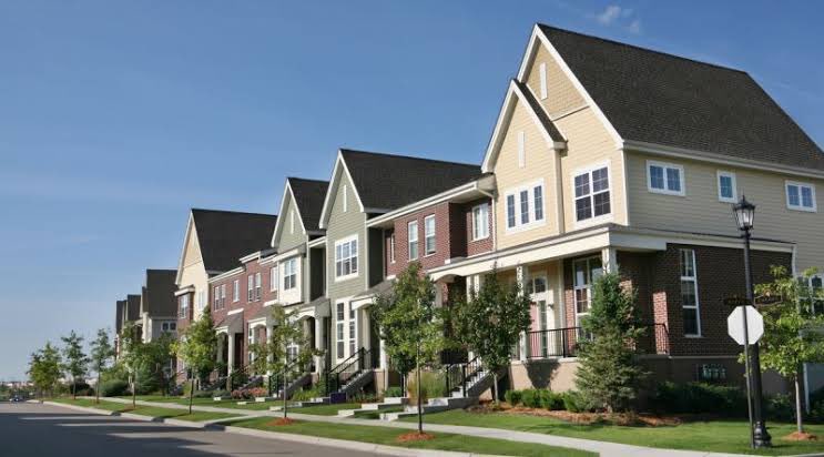 30 yıldır 2’si çok büyük depremler yaşadık. On binlerce insanımız öldü! 
Özellikle 1999’daki depremden sonra neden şöyle az katlı sağlam binalar yapılmadı? 
Hem çok katlı binalar yapıldı hem de tam denetim yapılmadı!
Türkiye’nin yüz ölçümü gayet büyük.
İnsan canı bu kadar ucuz