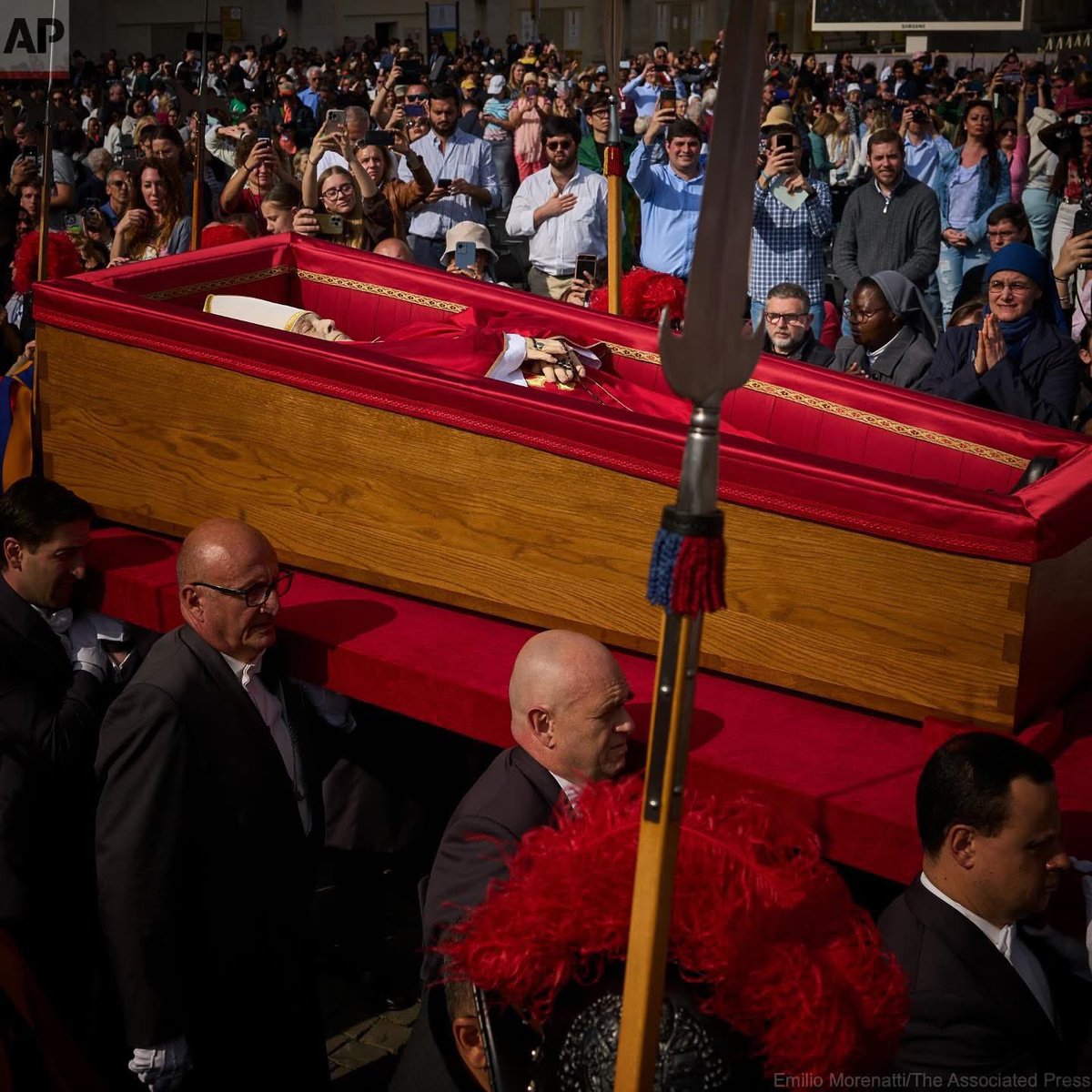 ❤️‍🩹 #GraciasPapaFrancisco 

Una de las imágenes del día en el Vaticano, la imagen de <a href="/EmilioMorenatti/">Emilio Morenatti</a> para <a href="/AP/">The Associated Press</a> y para el mundo. Un Papa con un carisma que será imposible de sustituir o en encontrar dentro de la Iglesia. Un Papa diferente que fue coherente con su pensamiento.