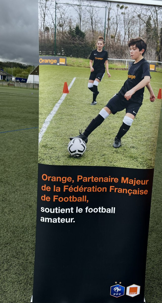 Notre club partenaire ⚽️ l’Union sportive Fismes Ardre et Vesle remporte lechallenge recyclage ♻️ mobiles <a href="/orange/">Orange</a> 👍
Remise ce jour du maillot dédicacé de l’équipe de France 🇫🇷 féminine pour récompenser cette initiative en faveur de l’économie circulaire 👏
<a href="/OrangeGrandEst/">Orange Grand Est</a> <a href="/FFF/">FFF</a>