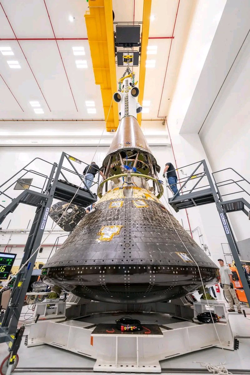 Montaje del sistema de aborto del módulo tripulado de la nave Orión de la NASA para la misión Artemisa II. 
Este sistema es usado en caso de emergencia, cuando peligra la vida de la tripulación, ya sea por un desperfecto del cohete o un accidente.