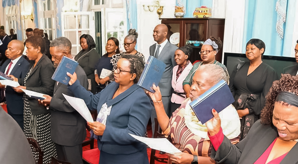 This morning, I administered the oath of office to newly appointed commissioners for the Zimbabwe Anti-Corruption Commission, the Defence Forces Service Commission, and the Human Rights Commission at State House.

I wish them success as they serve our nation with integrity and