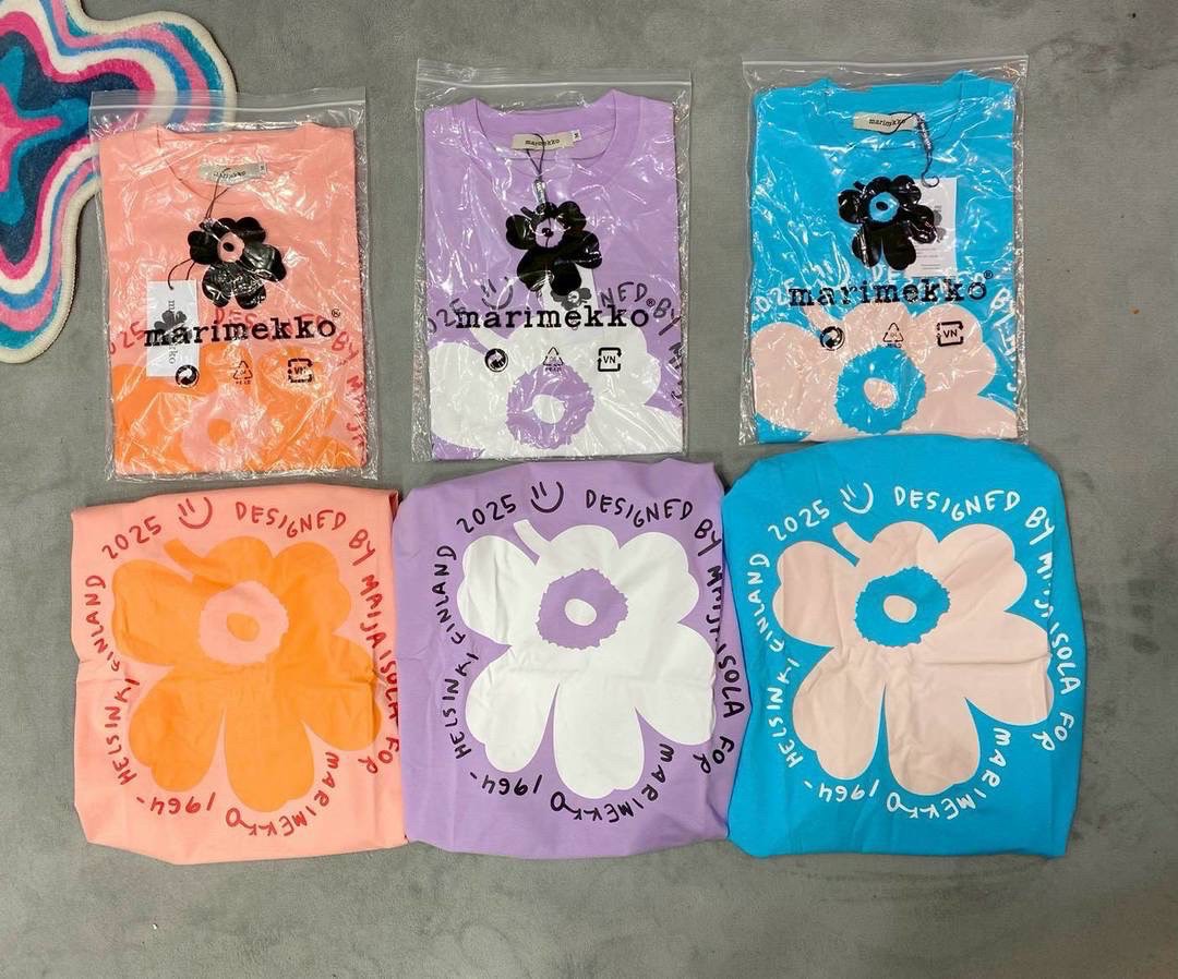 Bee29Mybest's tweet photo. 📌📌พร้อมส่ง! 
เสื้อยืด Marie Mekko ลายดอกไม้สุดคิ้วท์ 🧡🩵💜 ลาย Marimekko Finland 2025 ใส่แล้วดูน่ารักสดใสสุดๆ! ผ้านิ่ม ใส่สบาย งานปังแบบไม่ต้องพรี​มีพร้อมส่งถึงบ้านค่ะ

🔥ราคา 390.- เท่านั้น
ระบุไซส์/สีตามรูปค่ะ

📮 45​ 

Size:
S อก 38”
M อก 40”
L อก 42”
#เสื้อMarieMekko https://t.co/R58IGPrVfL