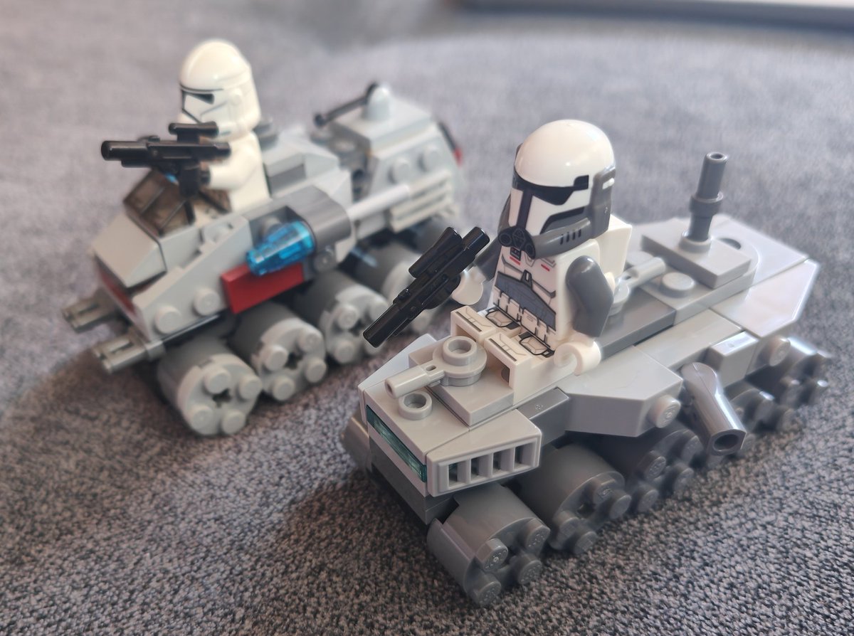 dengar69's tweet image. Nueva Lego Star Wars 121 de @BlueOceanSpain 
basándome en los Microfighter y junto con la revista 119 o cualquier otra minifig he montado este nuevo "set".
La revista viene con las habituales secciones, comic, juegos etc...
@LEGO_Group @StarWarsSpain #lego #legostarwars #bricks