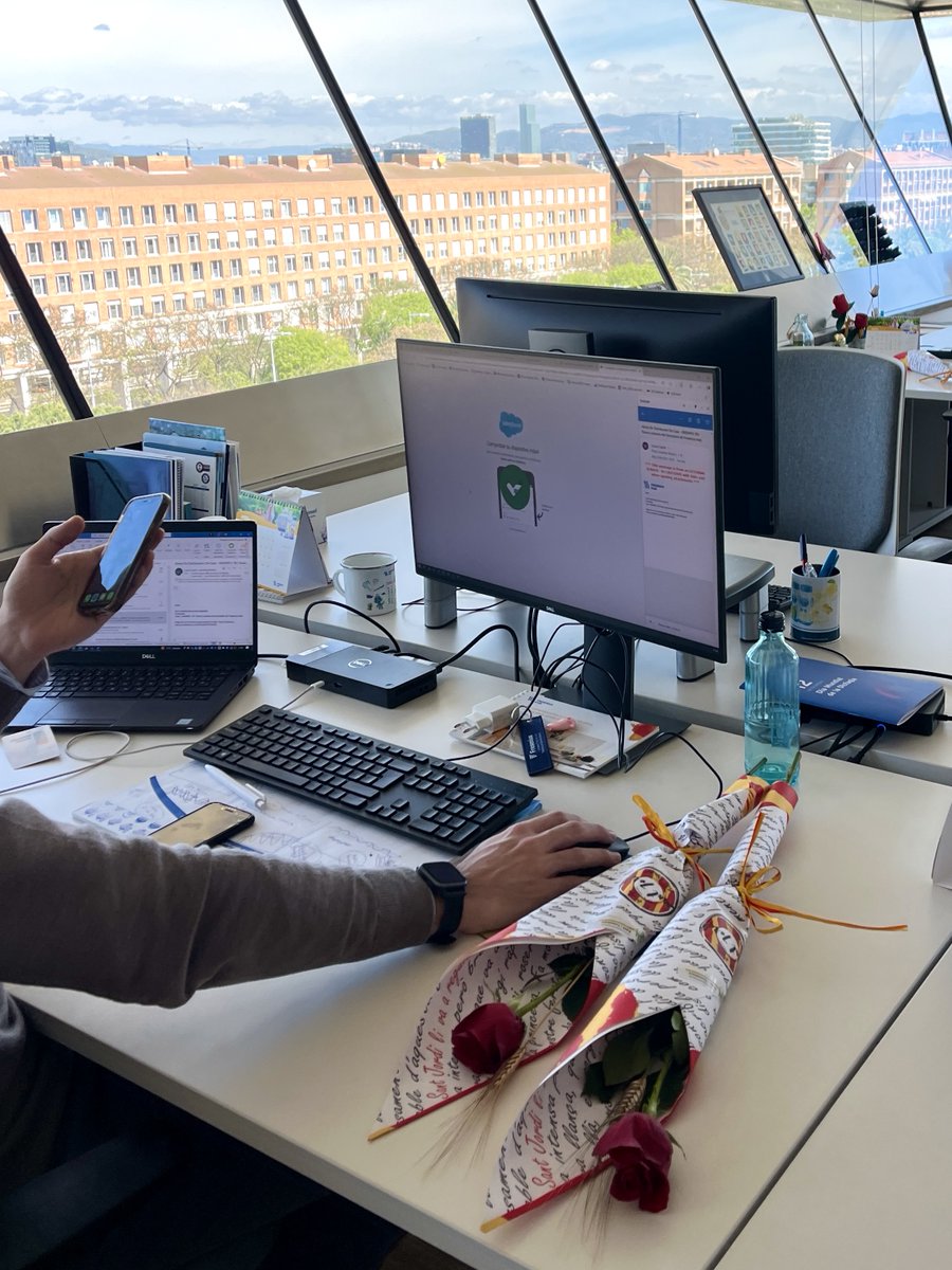 📚🌹 Hoy en Fresenius Kabi Barcelona hemos celebrado #SantJordi con libros, rosas solidarias y galletas. 

Una tradición que cada año vivimos con ilusión, sumando cultura, amor y solidaridad en nuestro día a día. 🌟

#Barcelona #23deabril