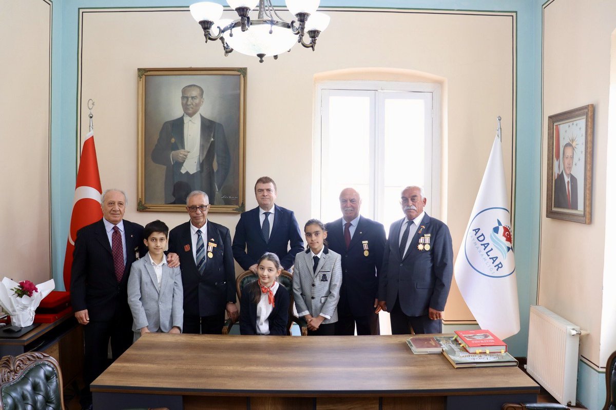 23 Nisan Ulusal Egemenlik ve Çocuk Bayramında kahraman gazilerimiz bu özel anlamlı günde Kaymakamımız Abdurrahman İNAN’ın ziyaretlerine geldiler. Kaymakamımız geleneksel öğrenci ziyaretleri kapsamında makamı Büyükada 125. Yıl Atatürk Ortaokulu öğrencisine devretti.