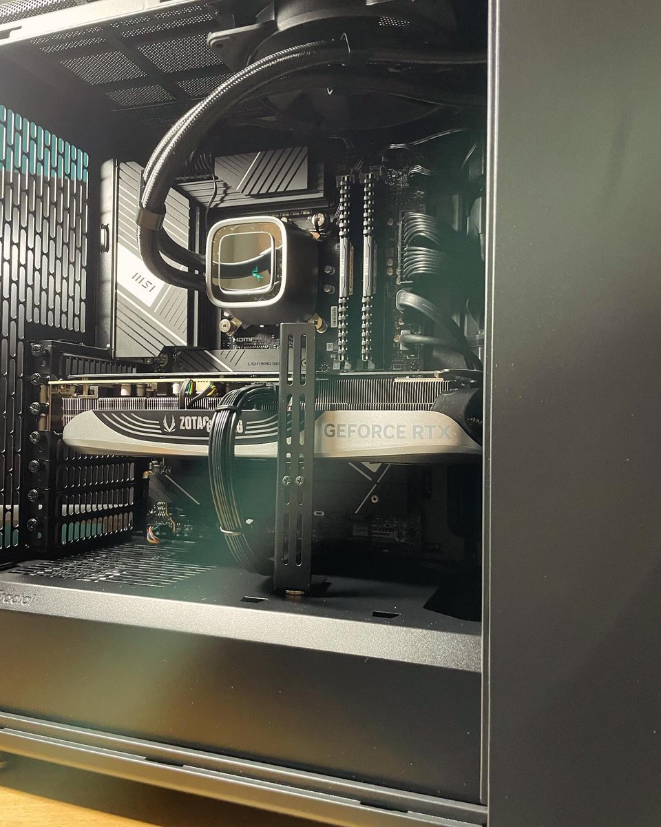 ちょうど1年ほど前にご依頼いただいた1台です✨
14世代のi7にRTX4070TiとかなりハイスペックなPCでした！
また、お客様のご希望があればこちらのようなウッドデザインのケース等も使用可能になります！

ご興味ある方はぜひ一度ご相談ください！