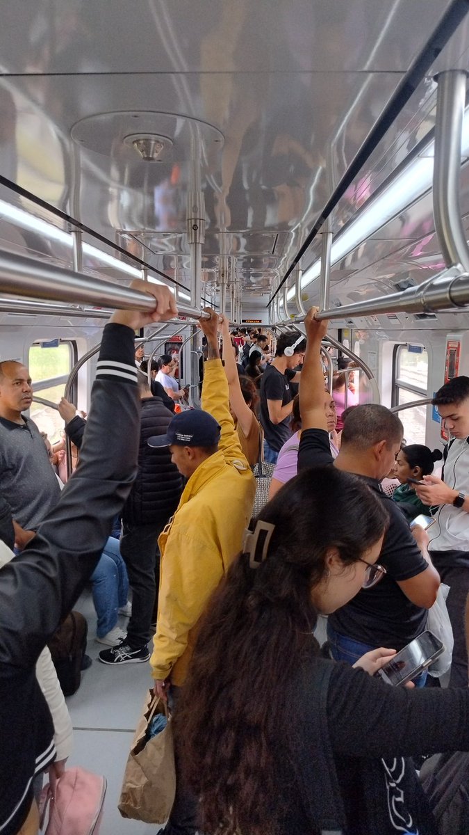 crigosp's tweet image. Trens sempre cheios na linha 710 da @CPTM_oficial a qualquer hora do dia. Sem falar na lentidão histórica entre as Estações Barra Funda e Luz. 11h55 e trem cheio ainda!