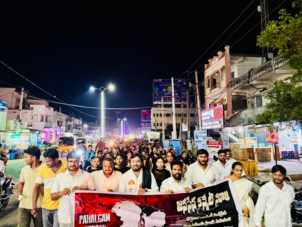 DrVishwaksenJSP's tweet image. #adminpost 
ఎచ్చెర్ల నియోజకవర్గం !
పెహల్గాం ఉగ్రదాడి మృతులకు జనసేన కన్నీటి నివాళి అర్పిస్తూ, కొవ్వొత్తుల ర్యాలీ చేసిన ఎచ్చెర్ల నియోజకవర్గ జనసేన పార్టీ ఇంచార్జ్ డా విశ్వక్సేన్ గారు.. ముఖ్య అతిథిగా హాజరైన శ్రీకాకుళం జిల్లా జనసేన పార్టీ అధ్యక్షులు శ్రీ పిసిని చంద్రమోహన్ గారు.

జమ్ము…