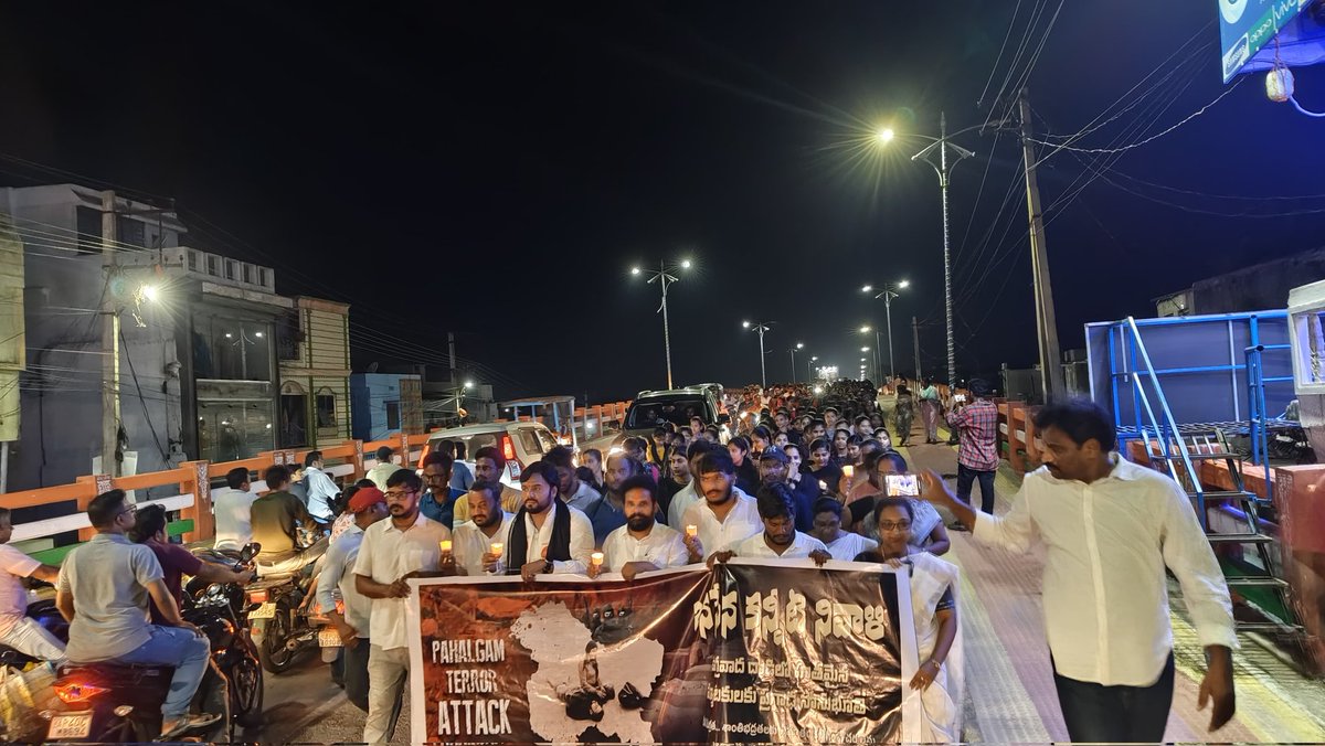 DrVishwaksenJSP's tweet image. #adminpost 
ఎచ్చెర్ల నియోజకవర్గం !
పెహల్గాం ఉగ్రదాడి మృతులకు జనసేన కన్నీటి నివాళి అర్పిస్తూ, కొవ్వొత్తుల ర్యాలీ చేసిన ఎచ్చెర్ల నియోజకవర్గ జనసేన పార్టీ ఇంచార్జ్ డా విశ్వక్సేన్ గారు.. ముఖ్య అతిథిగా హాజరైన శ్రీకాకుళం జిల్లా జనసేన పార్టీ అధ్యక్షులు శ్రీ పిసిని చంద్రమోహన్ గారు.

జమ్ము…