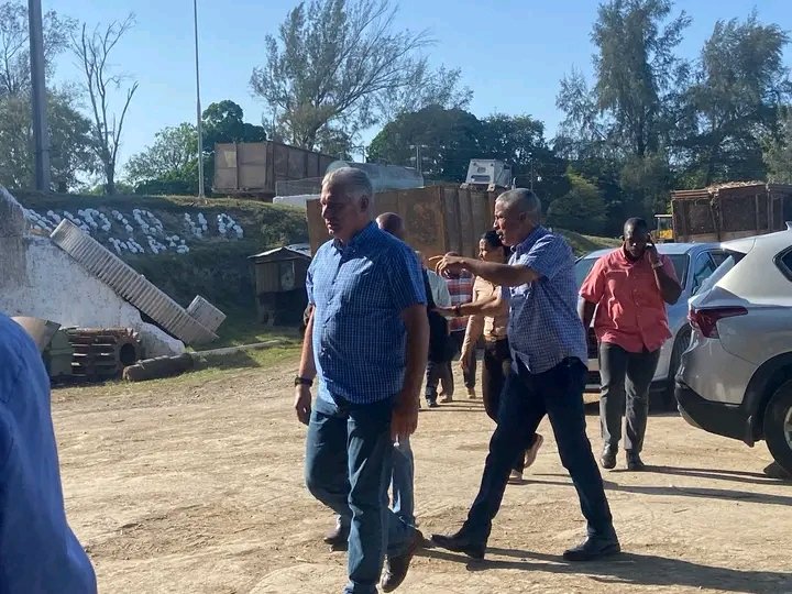 GobiernoCampla's tweet photo. El primer secretario del comité central del PCC, Miguel Díaz-Canel Bermúdez, dialoga con trabajadores de la empresa Enidio Díaz Machado, de #Campechuela, destacando las complejidades de la zafra y reconoció el esfuerzo de este colectivo en cumplir los planes productivos. https://t.co/aUi7uVf0Z3