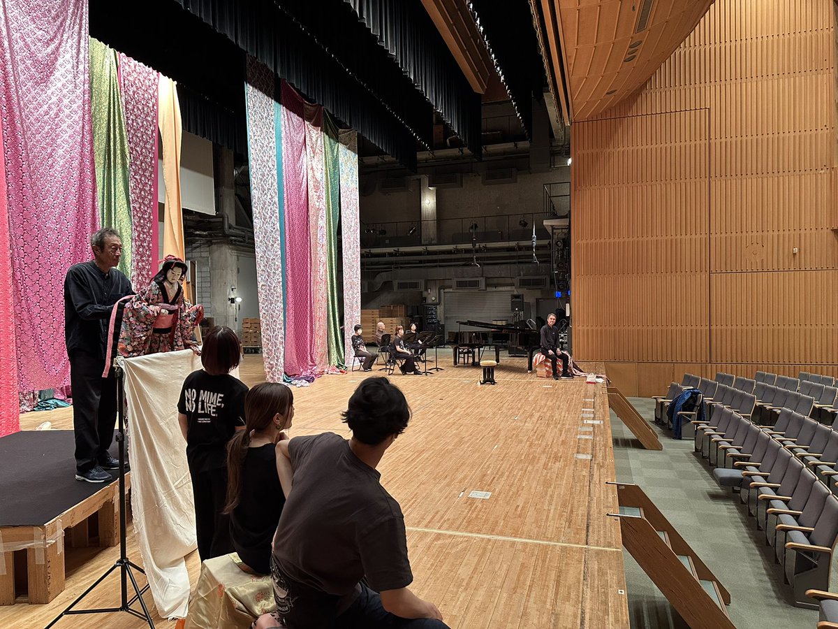 リハーサル終了

4月26日(土)本番です。
いよいよ近づいてきました！
残席はもう少しで満席だそうです。ありがとうございます！さあ！！どうぞ満席にしてくださいませ♫

壮観な舞台の上で浄瑠璃人形が演じ人間が人形になり、演奏家が奏で歌手が歌い動き華麗に魅せます🌟
どうかお見逃しなく！