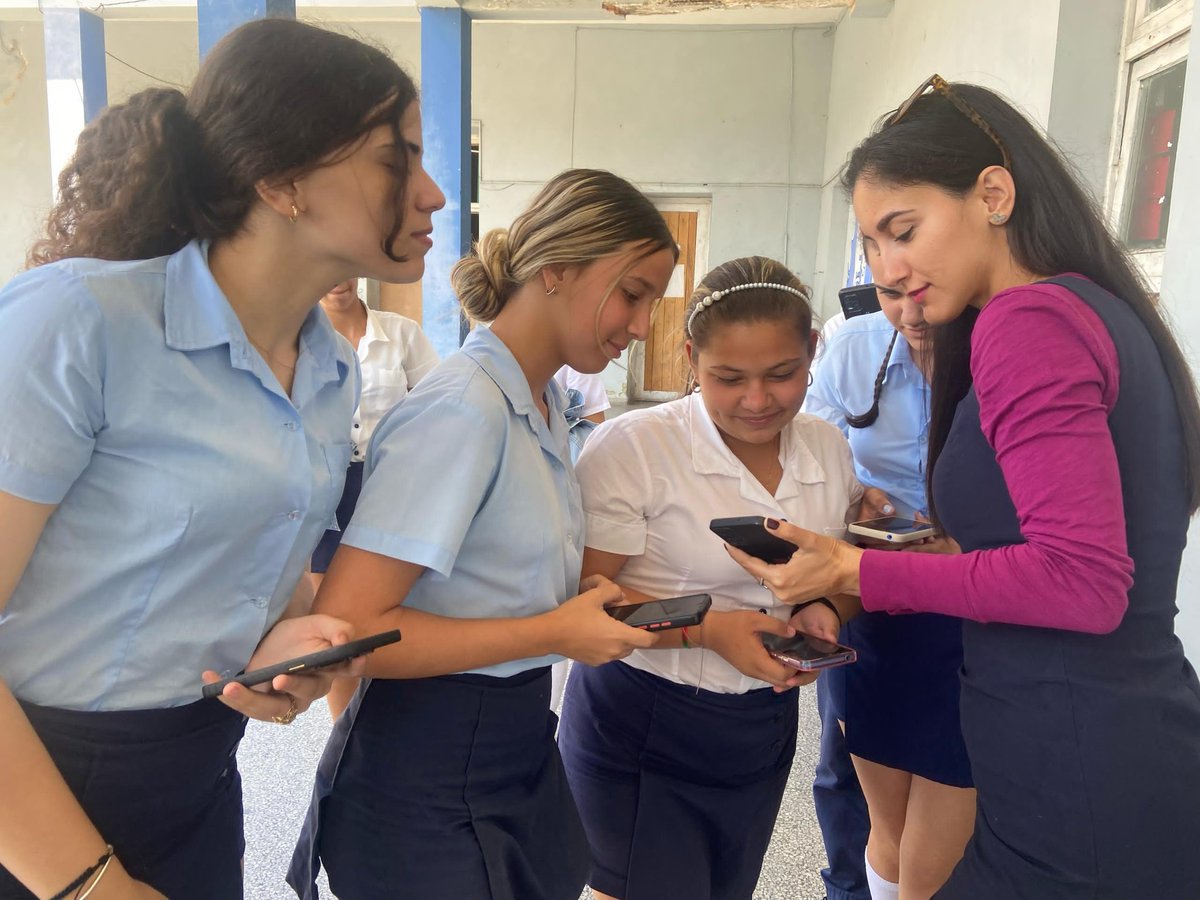 Empoderar a nuestras jóvenes👩🏽‍💻 en el ámbito de las tecnologías, es una meta de las actividades de formación vocacional 📚.
El Preuniversitario Isabel Rubio de Pinar del Río 🏫, es una de las instituciones que abre sus puertas a este tipo de intercambios 👏👏.
#GirlsInICT