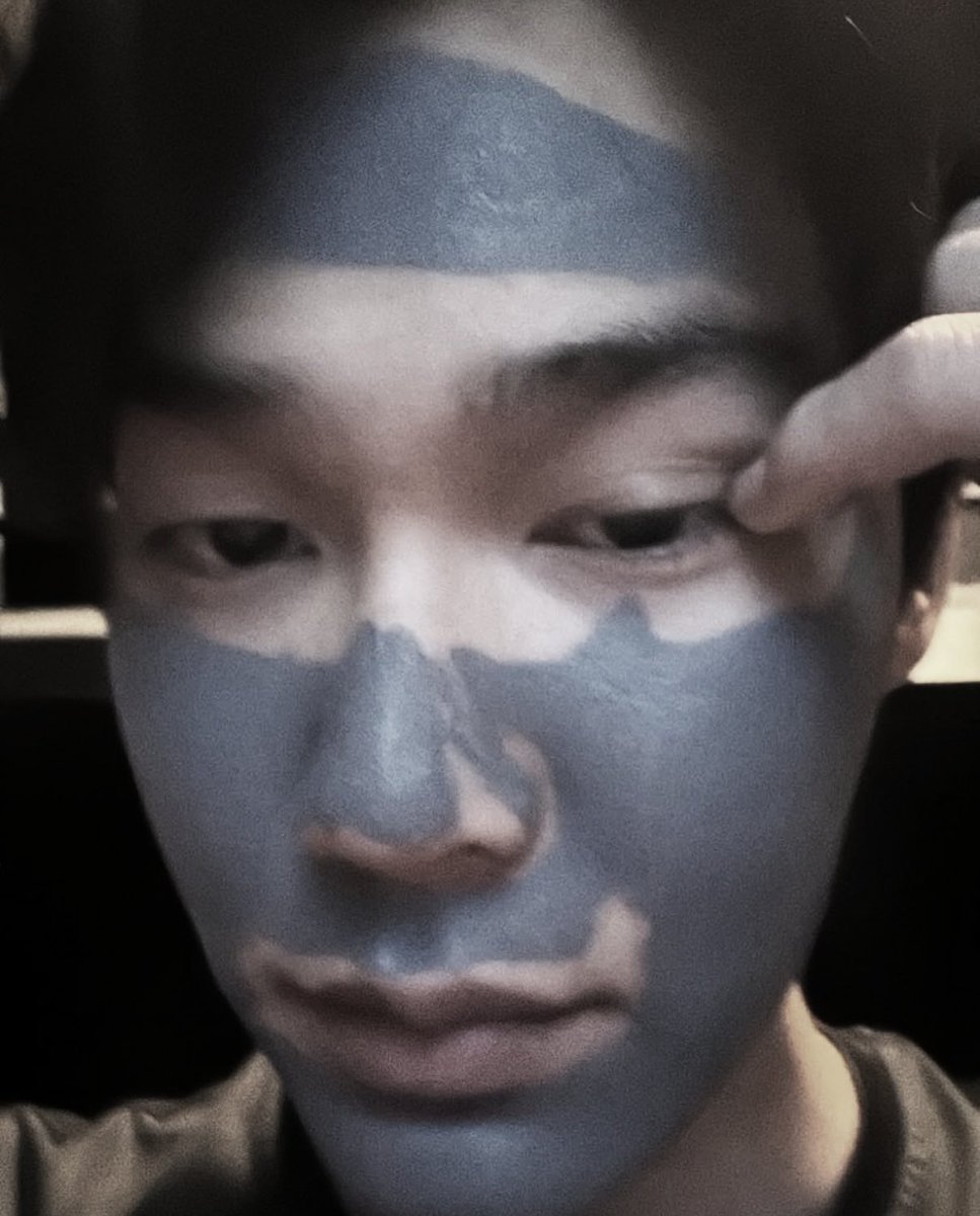 bxagas's tweet image. ︎︎ ︎︎︎ ︎︎︎ ︎
Tonight, I’m slathering on a clay mask (half-asleep), ready to crash after a brutal day wandering under the scorching sun. My face is caked in this gritty goop, soaking up the chaos of the day, while I’m one yawn away from melting into my bed.
︎︎ ︎︎︎ ︎