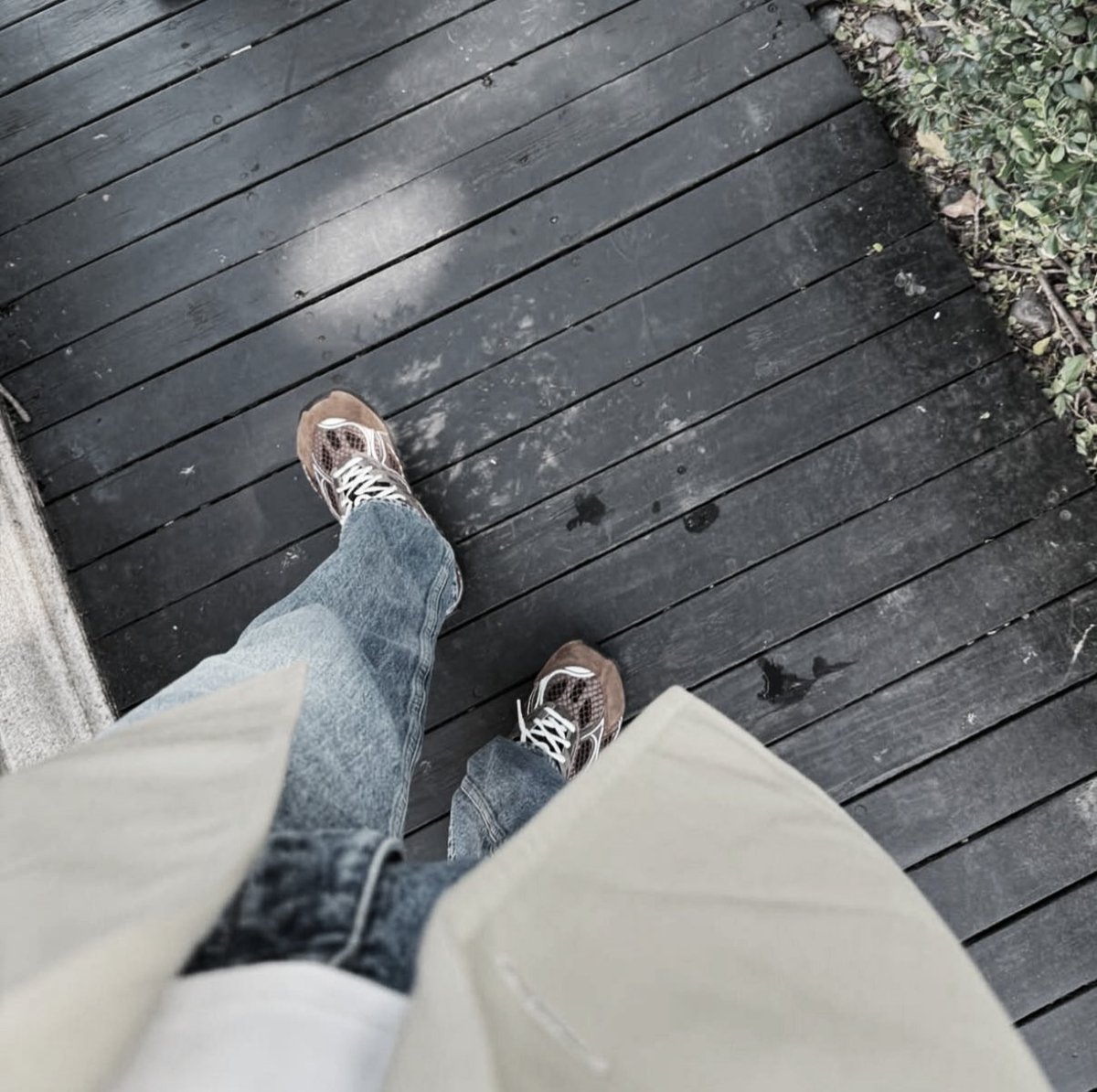 bxagas's tweet image. ︎︎ ︎︎︎ ︎︎︎ ︎
Tonight, I’m slathering on a clay mask (half-asleep), ready to crash after a brutal day wandering under the scorching sun. My face is caked in this gritty goop, soaking up the chaos of the day, while I’m one yawn away from melting into my bed.
︎︎ ︎︎︎ ︎