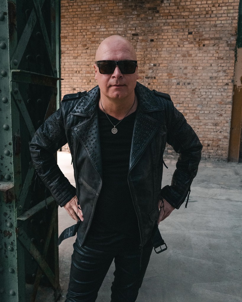 Hi, my name is Michael! I love singing and I think sun glasses are dope! 😎 I’m just hanging out at the photo session for our new upcoming album Giants &amp; Monsters.

#helloween #Giants&amp;Monsters