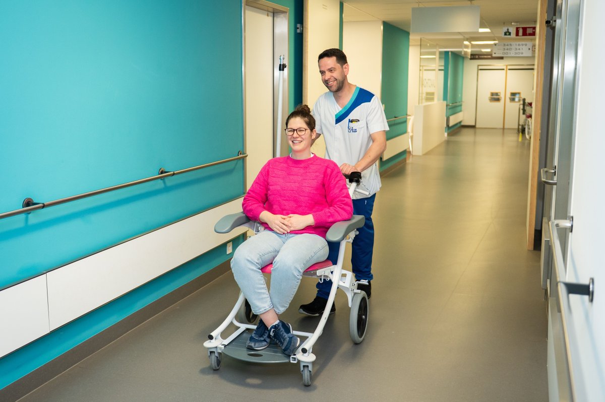 azsintjan's tweet photo. Elke dag begeleiden onze medewerkers zo’n 400 à 550 patiënten door het ziekenhuis. Dat betekent meer dan 110.000 patiënttransporten per jaar! 

Lees hoe alles op wieltjes loopt 👉 https://t.co/YJ7X5R2TT2 

#internpatiëntenvervoer #goedezorg https://t.co/ddowMak4Wh